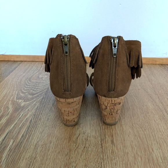 Minnetonka Nikki Suede Fringe Cork Wedge Sandals in Tan Size 7 - Picture 3 of 8
